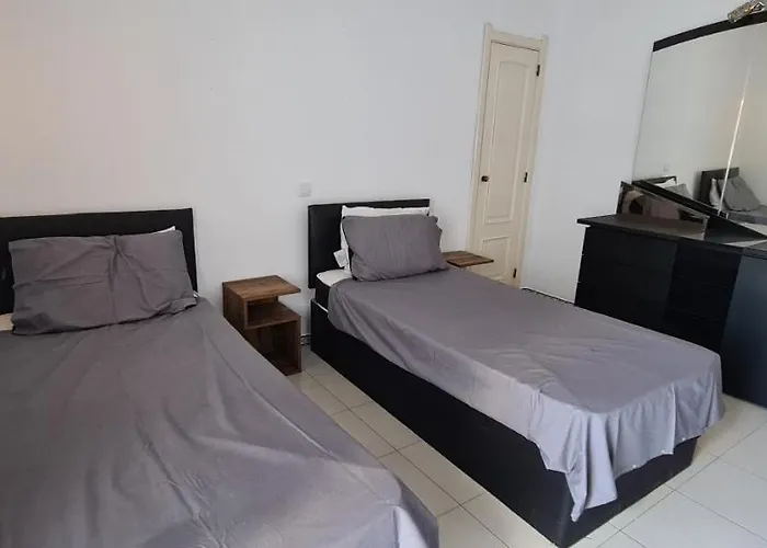 402 - Oura - 2 Bedroomed - Sea View アパート