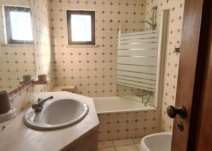 402 - Oura - 2 Bedroomed - Sea View アパート