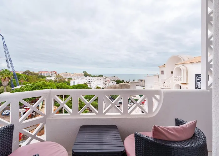 402 - Oura - 2 Bedroomed - Sea View アパート